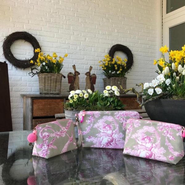 Täschchen und Taschen in unterschiedlichen Größen aus Designerstoffen